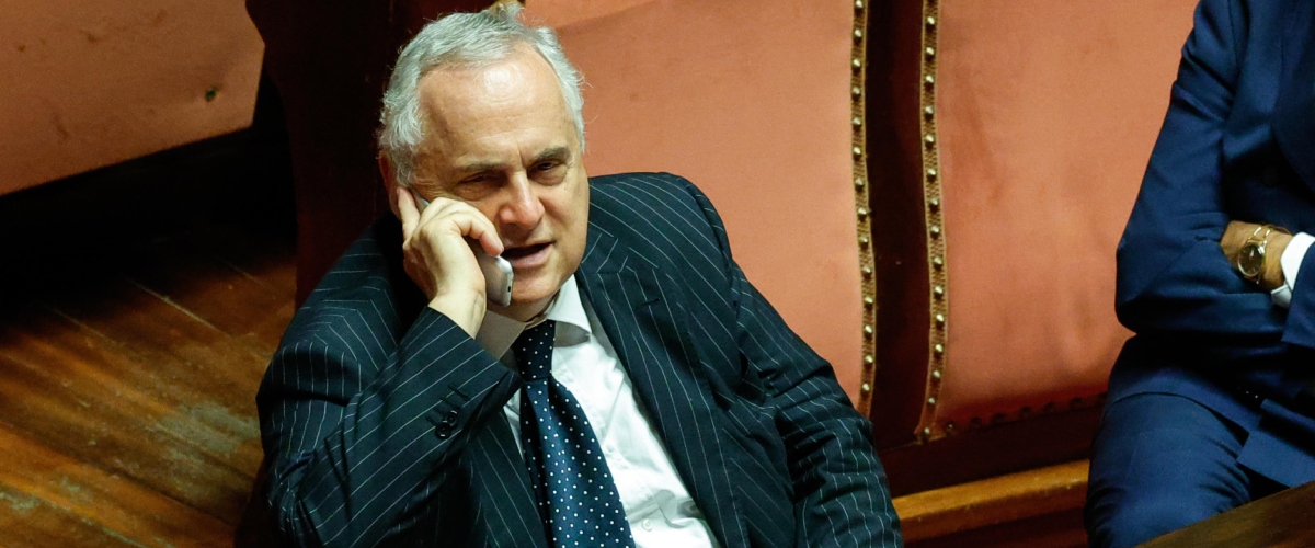 Giallo sul malore di Lotito in Senato. Il presidente, ricoverato al Gemelli, ironizza: sono le maledizioni che mi mandano Giallo sul malore di Lotito in Senato. Il presidente, ricoverato al Gemelli, ironizza: sono le maledizioni che mi mandano