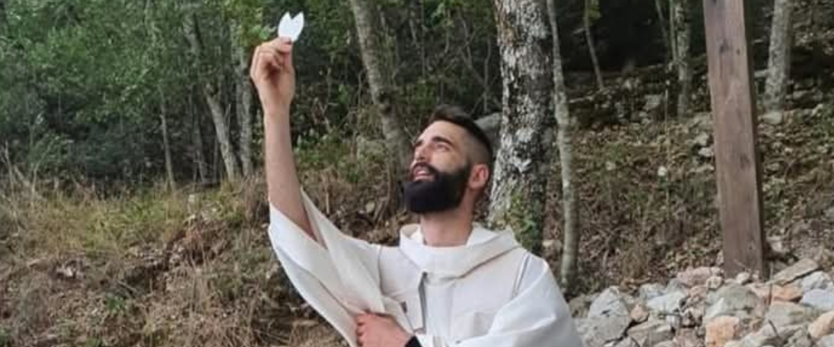 Don Matteo Balzano si uccide prima della messa. Aveva confidato a una parrocchiana: “Nessuno sa l’inferno che uno ha dentro” Don Matteo Balzano si uccide prima della messa. Aveva confidato a una parrocchiana: “Nessuno sa l’inferno che uno ha dentro”
