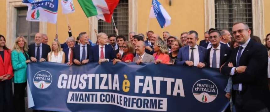 “Giustizia è fatta”: flash mob di Fratelli d’Italia a Palazzo Madama. Una battaglia di civiltà, altro che scontro con le toghe “Giustizia è fatta”: flash mob di Fratelli d’Italia a Palazzo Madama. Una battaglia di civiltà, altro che scontro con le toghe