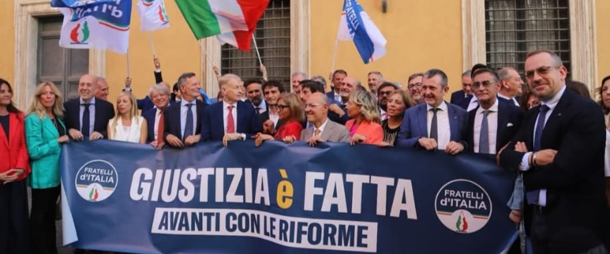 “Giustizia è fatta”: flash mob di Fratelli d’Italia a Palazzo Madama. Una battaglia di civiltà, altro che scontro con le toghe “Giustizia è fatta”: flash mob di Fratelli d’Italia a Palazzo Madama. Una battaglia di civiltà, altro che scontro con le toghe