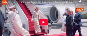 Italia-Tunisia, Meloni accolta con un mazzo di fiori da Saied: sul tavolo i migranti, l’energia e l’agricoltura (video)