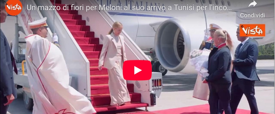 italia tunisia meloni accolta con un mazzo di fiori da saied sul tavolo i migranti l8217energia e l8217agricoltura video