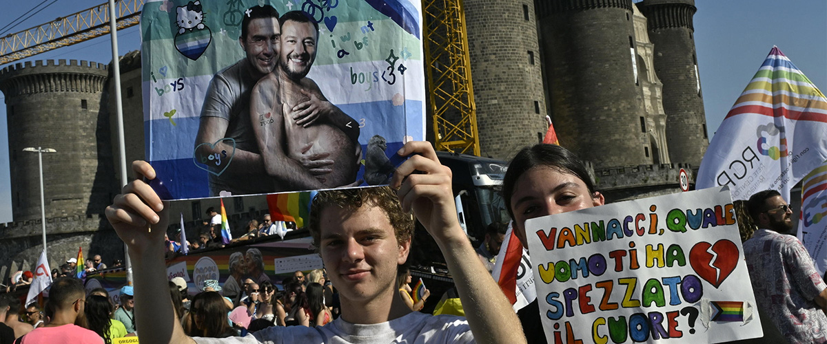 Apocalypse Pride: i gay litigano con i transessuali, pro Pal contro i filo israeliani e le femministe si “arrevutano” Apocalypse Pride: i gay litigano con i transessuali, pro Pal contro i filo israeliani e le femministe si “arrevutano”