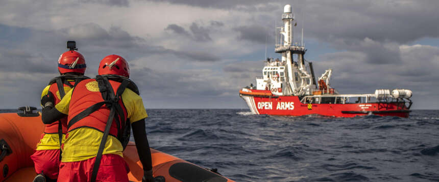 Migranti, Ong in rivolta contro il governo Meloni: “Così non salviamo nessuno”. Ma il blocco dei “taxi del mare” piace alla Ue Migranti, Ong in rivolta contro il governo Meloni: “Così non salviamo nessuno”. Ma il blocco dei “taxi del mare” piace alla Ue