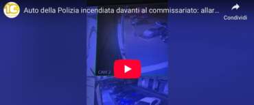 Roma, gli odiatori di poliziotti fanno fuoco e fiamme: due volanti della Polizia incendiate davanti ai ministeri