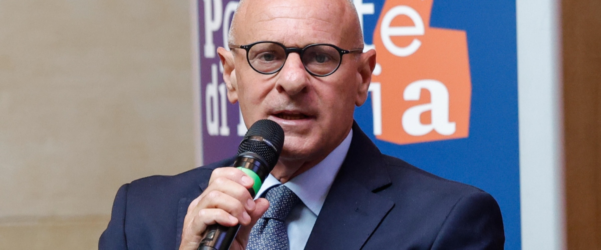 Periferie, Rampelli: “Gualtieri non sa di cosa parla, la sua gaffe nasconde il tentativo di liberarsi dalle colpe della sinistra” Periferie, Rampelli: “Gualtieri non sa di cosa parla, la sua gaffe nasconde il tentativo di liberarsi dalle colpe della sinistra”