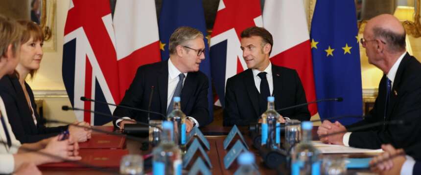 Starmer e Macron, doppio patto: sui migranti per fermare gli irregolari e sul nucleare per ‘avvertire’ Putin Starmer e Macron, doppio patto: sui migranti per fermare gli irregolari e sul nucleare per ‘avvertire’ Putin