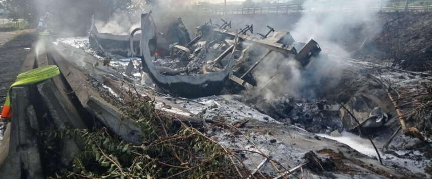 Bologna, un’autocisterna di Gpl va fuori strada ed esplode: morto l’autista, due feriti lievi