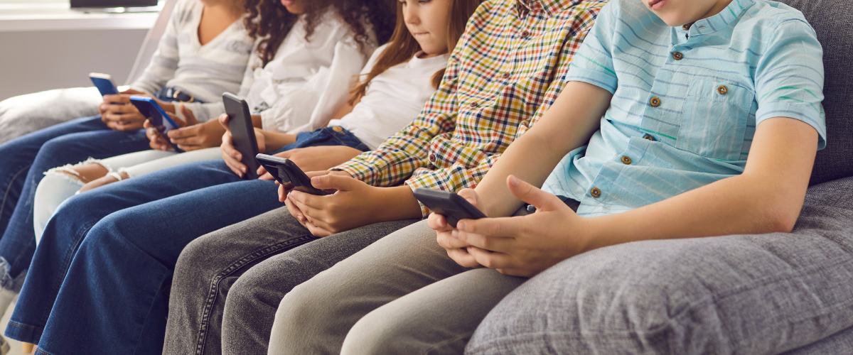 Spegni il telefono, non la testa: i giudici assolvono i genitori che avevano tolto Internet alla figlia tredicenne. “Non è reato” Spegni il telefono, non la testa: i giudici assolvono i genitori che avevano tolto Internet alla figlia tredicenne. “Non è reato”