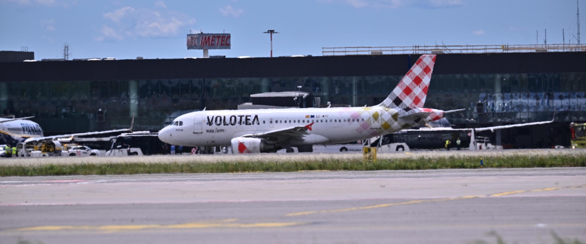 Morte in aeroporto: entra in pista e muore risucchiato da motore di un ereo. Non si esclude il suicidio Morte in aeroporto: entra in pista e muore risucchiato da motore di un ereo. Non si esclude il suicidio