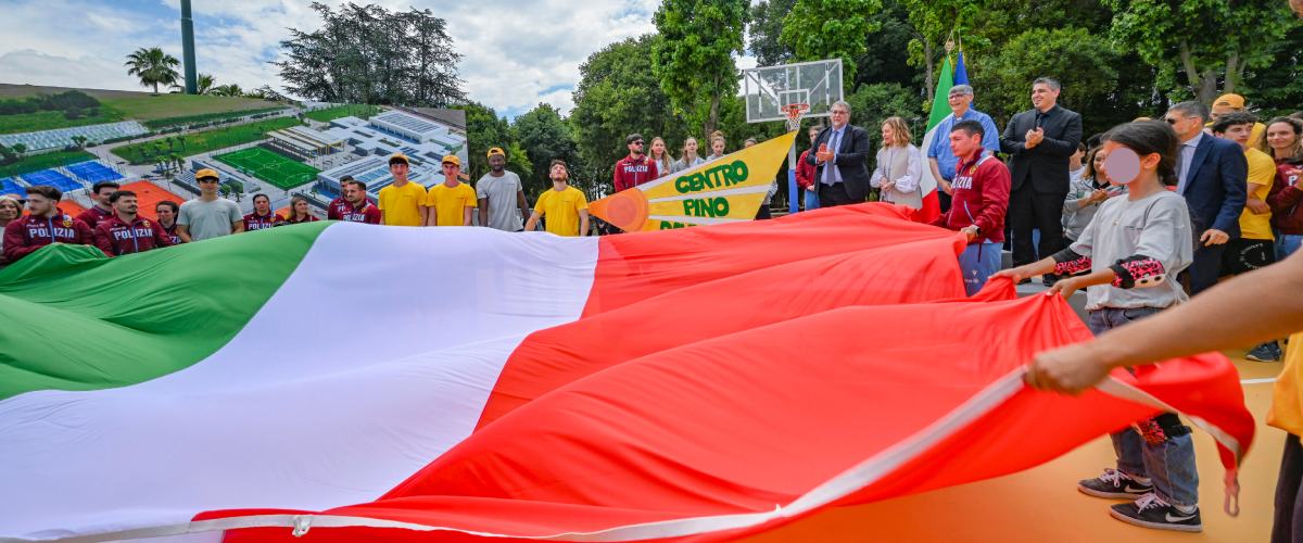 «Era il luogo dell’orrore, ora è il centro estivo per centinaia di bambini»: l’emozione dei parlamentari al “Pino Daniele” di Caivano «Era il luogo dell’orrore, ora è il centro estivo per centinaia di bambini»: l’emozione dei parlamentari al “Pino Daniele” di Caivano