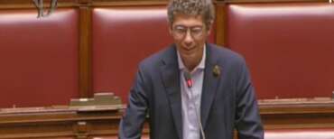 Nuova pagliacciata di Magi: interviene alla Camera con un fiore di marjuana all’occhiello della giacca (video)
