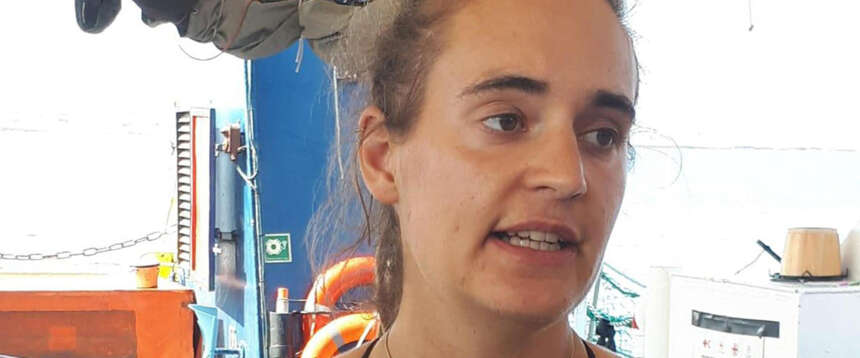 Carola Rackete, la paladina degli sbarchi dei migranti e “mito” del Pd, si dimette dall’Europarlamento. Non ci mancherà Carola Rackete, la paladina degli sbarchi dei migranti e “mito” del Pd, si dimette dall’Europarlamento. Non ci mancherà