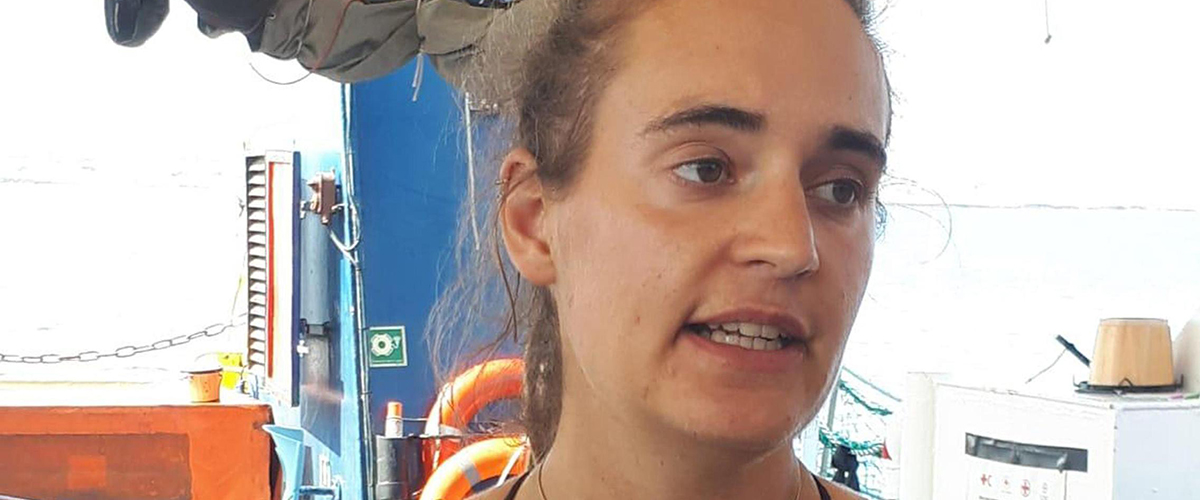 Carola Rackete, la paladina degli sbarchi dei migranti e “mito” del Pd, si dimette dall’Europarlamento. Non ci mancherà