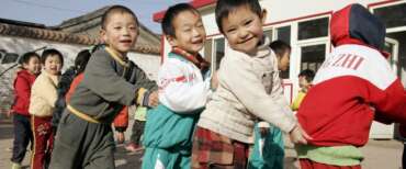 Bonus bebè in Cina, Pechino promette l’assegno per i bimbi sotto ai 3 anni. Il derby con l’India sulla natalità