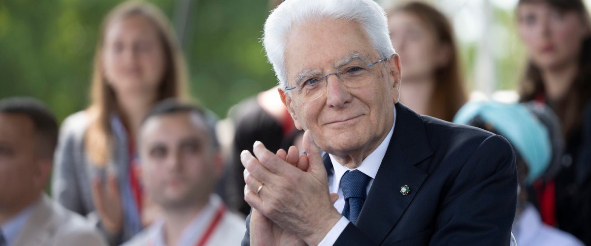 “Buon compleanno, presidente”: Mattarella compie gli anni. Gli auguri di Meloni: «Profonda gratitudine dall’Italia» “Buon compleanno, presidente”: Mattarella compie gli anni. Gli auguri di Meloni: «Profonda gratitudine dall’Italia»