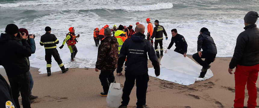 Cutro, la vergogna: rinviati a giudizio sei militari che provarono a salvare i migranti abbandonati dagli scafisti