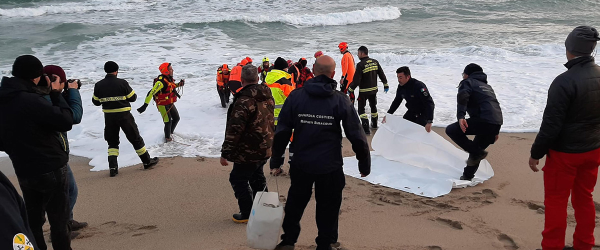 Cutro, la vergogna: rinviati a giudizio sei militari che provarono a salvare i migranti abbandonati dagli scafisti Cutro, la vergogna: rinviati a giudizio sei militari che provarono a salvare i migranti abbandonati dagli scafisti