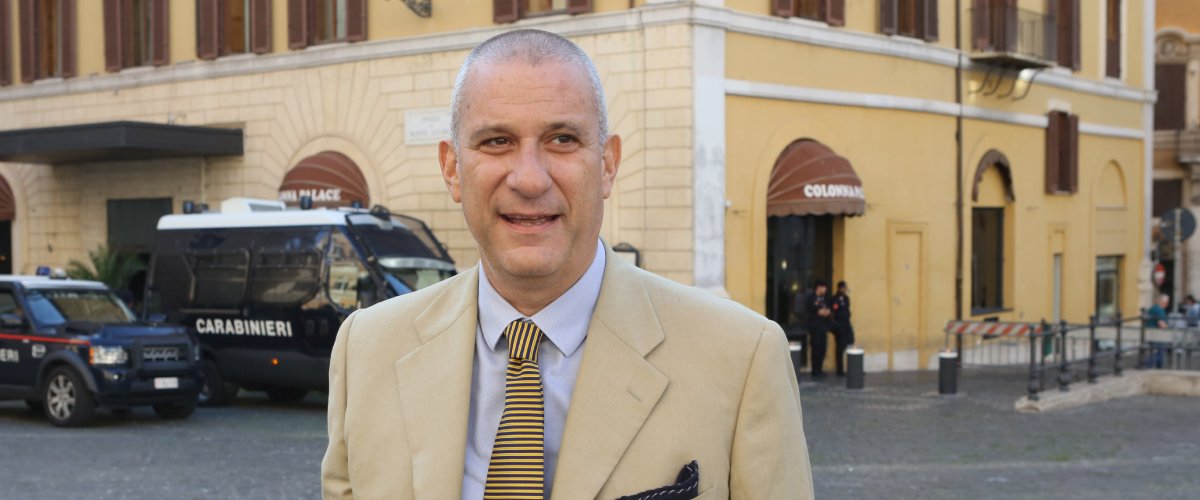 Tentarono di corromperlo, lui li mise in trappola: a processo i trafficanti di migranti smascherati da Andrea Di Giuseppe di FdI Tentarono di corromperlo, lui li mise in trappola: a processo i trafficanti di migranti smascherati da Andrea Di Giuseppe di FdI