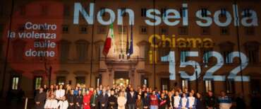 Approvato la Senato il ddl Femminicidio. In foto, un’immagine di archivio di Palazzo Chigi illuminato in occasione della Giornata contro la violenza sulle donne