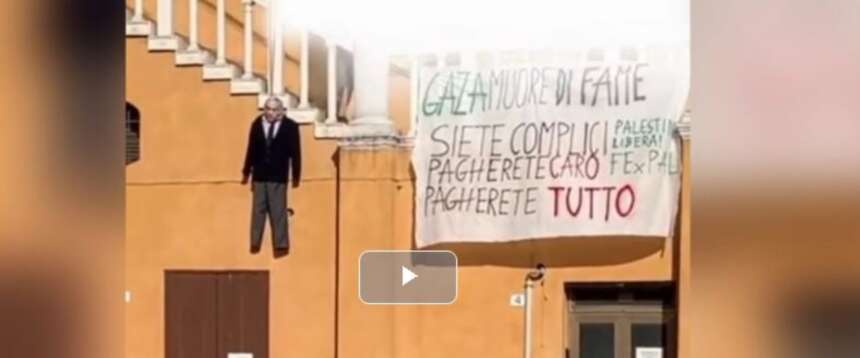 Pro Pal scatenati a Ferrara: sulle scale del municipio impiccato il fantoccio di Netanyahu Pro Pal scatenati a Ferrara: sulle scale del municipio impiccato il fantoccio di Netanyahu