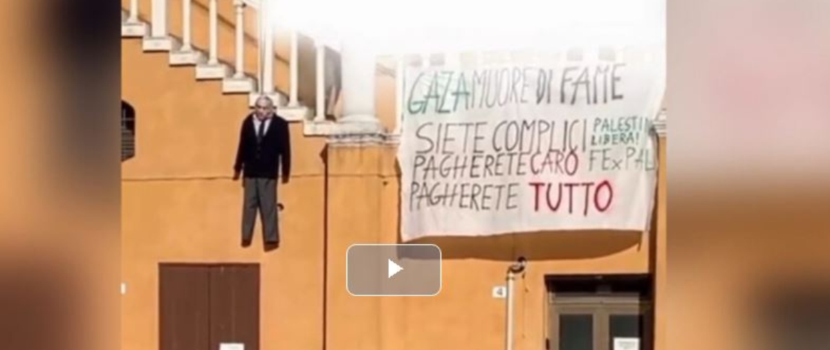 pro pal scatenati a ferrara sulle scale del municipio impiccato il fantoccio di netanyahu
