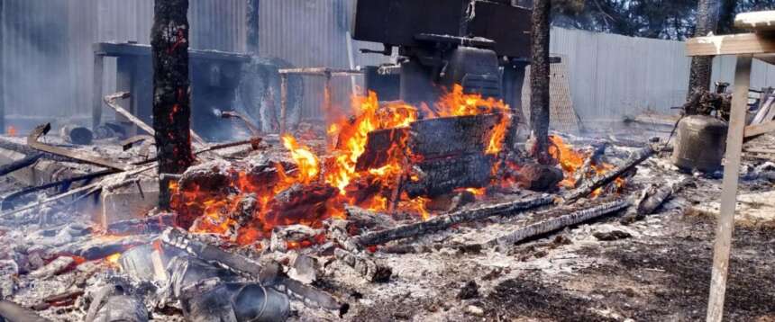 Maxi rogo a Fiumicino, in fiamme una ditta di rifiuti. Fumo nero fino a Roma Maxi rogo a Fiumicino, in fiamme una ditta di rifiuti. Fumo nero fino a Roma
