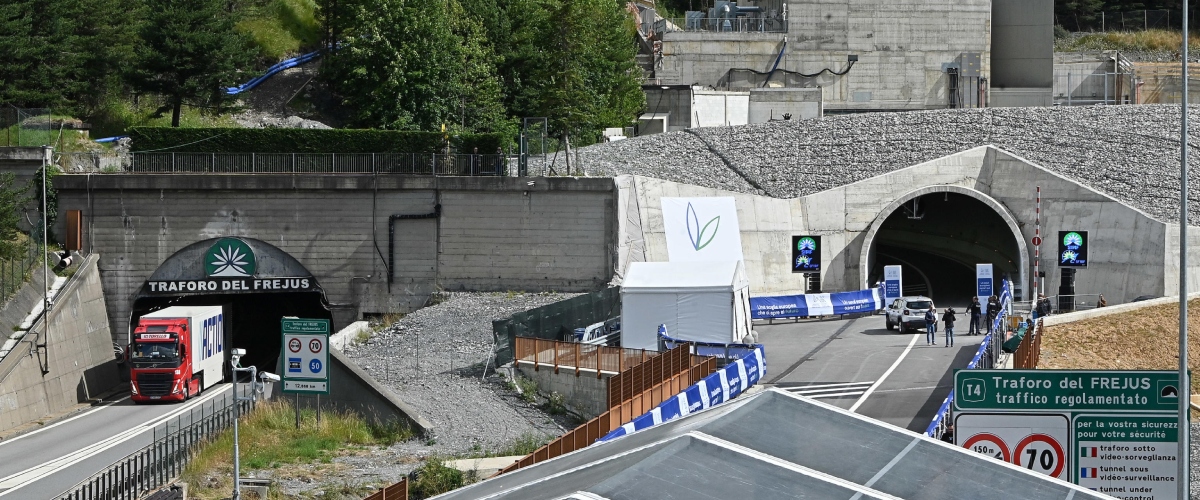 giornata storica per i collegamenti italia francia inaugurata la seconda canna del frejus cirio le violenze non fermano le opere