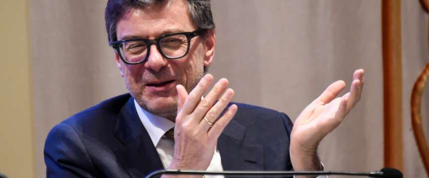 Il ministro Giorgetti alla Cei: “Valuti il Pos per le offerte in chiesa” Il ministro Giorgetti alla Cei: “Valuti il Pos per le offerte in chiesa”