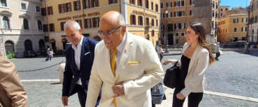 “Adora la Meloni”. L’ex sindaco di New York Rudolph Giuliani in Italia per dare lezioni di “tolleranza zero”