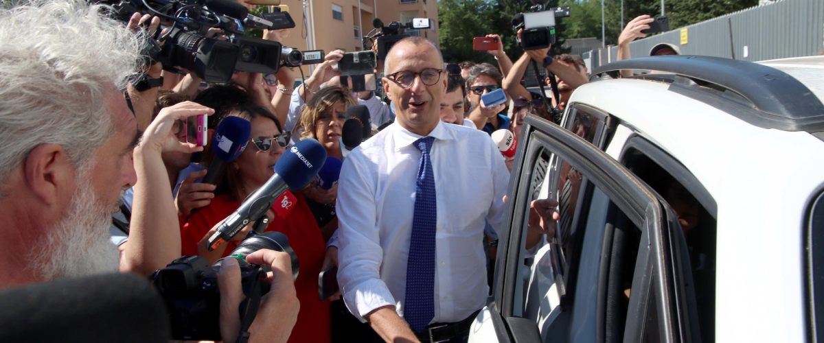 Matteo Ricci interrogato per 5 ore dai pm. E resta sotto processo politico: il M5S non ha ancora sciolto la riserva Matteo Ricci interrogato per 5 ore dai pm. E resta sotto processo politico: il M5S non ha ancora sciolto la riserva