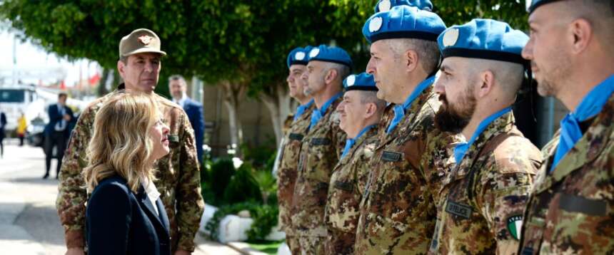 Una foto d’archivio della visita del presidente Meloni ai militari italiani in Libano Una foto d’archivio della visita del presidente Meloni ai militari italiani in Libano