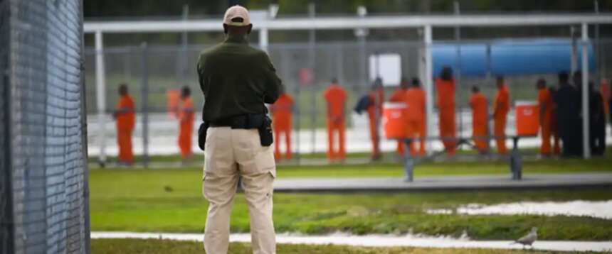 “Migranti costretti a mangiare in ginocchio come cani”. La denuncia sulla prigione-lager di Miami “Migranti costretti a mangiare in ginocchio come cani”. La denuncia sulla prigione-lager di Miami