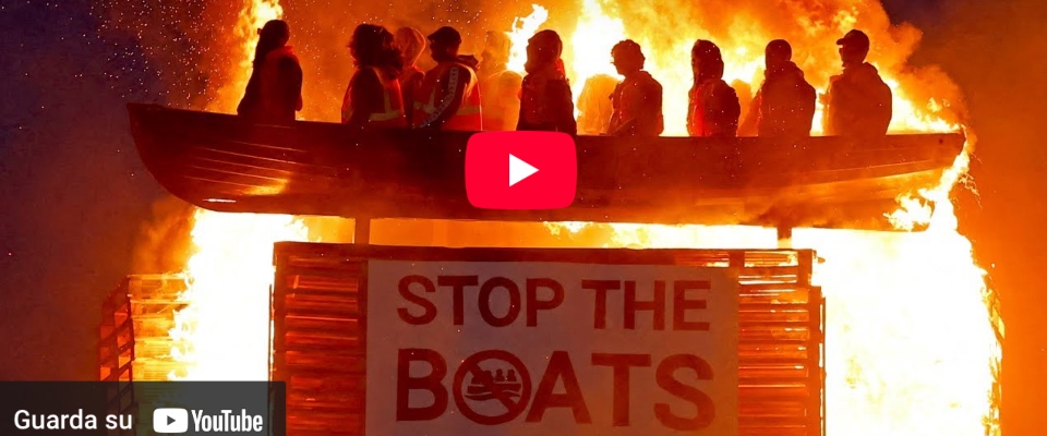 in irlanda protesta choc contro l8217immigrazione clandestina bruciato un finto barcone con manichini a bordo video