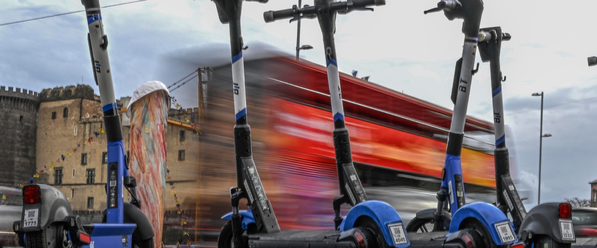 Monopattini, arriva la stretta: obbligo di targa e assicurazione: cosa dice il decreto. Il web: “Finalmente…”