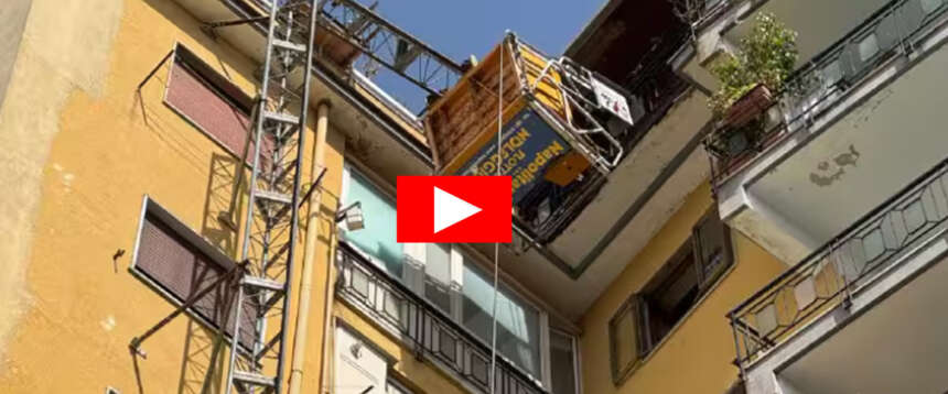 Napoli, crolla un montacarichi al Rione Alto: tre operai morti. Il volo dal sesto piano di un palazzo Napoli, crolla un montacarichi al Rione Alto: tre operai morti. Il volo dal sesto piano di un palazzo