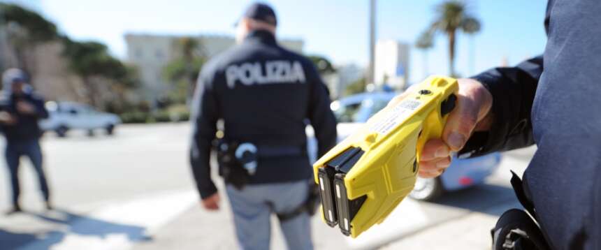 Panico nella metro di Milano: nigeriano minaccia i passeggeri con una catena. Gli agenti lo fermano con il taser Panico nella metro di Milano: nigeriano minaccia i passeggeri con una catena. Gli agenti lo fermano con il taser