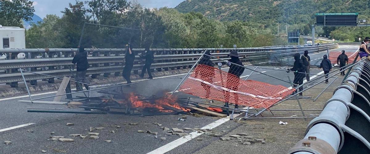 Bombe carta contro la polizia, assalto ai cantieri e autostrada bloccata: guerriglia No Tav in Val di Susa. Meloni: «Vergognoso»