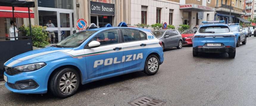 Roma, è un “clochard” il responsabile degli incendi delle volanti: riconosciuto dalle telecamere di videosorveglianza