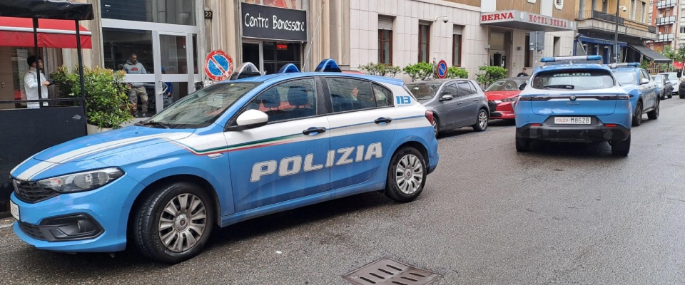 Roma, è un “clochard” il responsabile degli incendi delle volanti: riconosciuto dalle telecamere di videosorveglianza