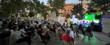 Roma, rogo doloso allo storico chiosco di “Notti di cinema Vittorio”. La solidarietà di FdI