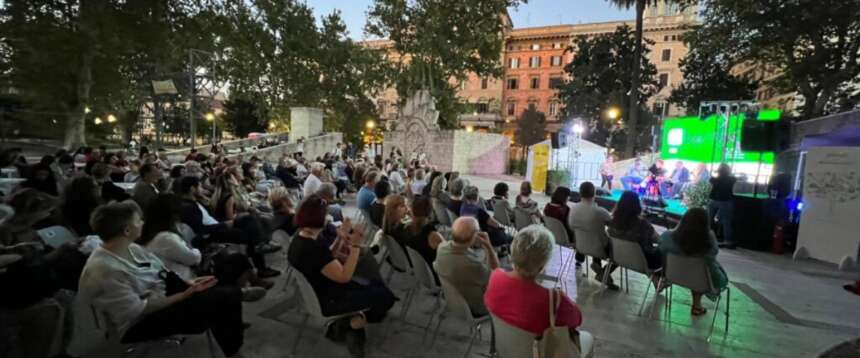 Roma, rogo doloso allo storico chiosco di “Notti di cinema Vittorio”. La solidarietà di FdI