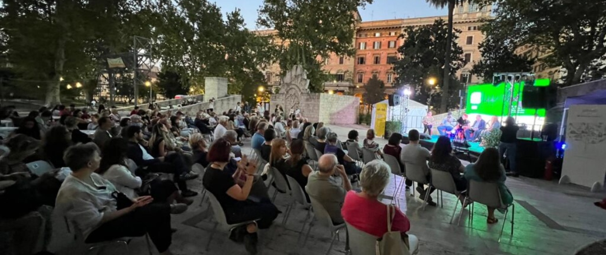 Roma, rogo doloso allo storico chiosco di “Notti di cinema Vittorio”. La solidarietà di FdI
