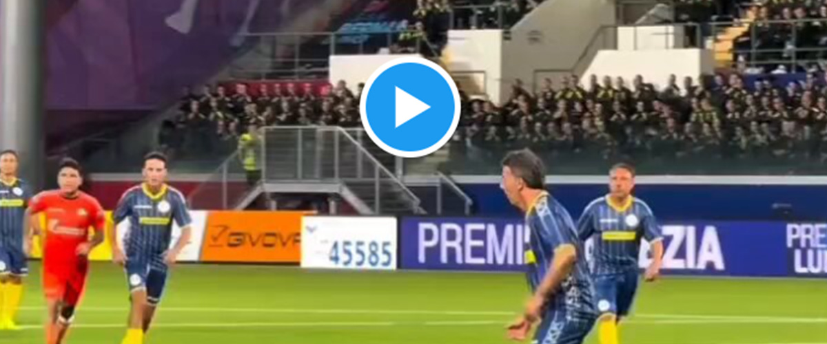 La partita del “cuore” e del “clown”. Renzi si sente Modric: “Io faccio i palleggi, altri sparano palle” (video) La partita del “cuore” e del “clown”. Renzi si sente Modric: “Io faccio i palleggi, altri sparano palle” (video)
