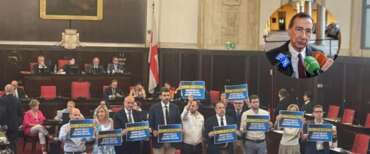 Scandalo del mattone, Sala non si fa vedere. La protesta di FdI e Lega in aula: “Dimissioni subito”. Cittadini esausti: “Vergogna” (video)