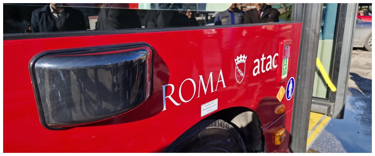 Roma, figuraccia Atac: vandali mettono un manifesto antisemita nella pensilina di Travestere