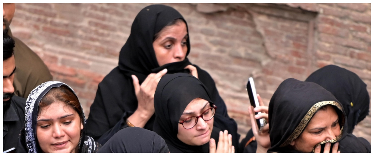 La Milano di Sala: tra drappi neri, donne velate e inni all’Islam ormai sembra Teheran. Il silenzio del Pd La Milano di Sala: tra drappi neri, donne velate e inni all’Islam ormai sembra Teheran. Il silenzio del Pd