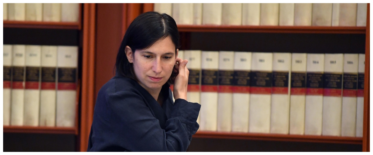 Elly evita il faccia a faccia con il partito: la direzione nazionale Pd si terrà da remoto. Commenti laconici fra i deputati: “Mah…” Elly evita il faccia a faccia con il partito: la direzione nazionale Pd si terrà da remoto. Commenti laconici fra i deputati: “Mah…”