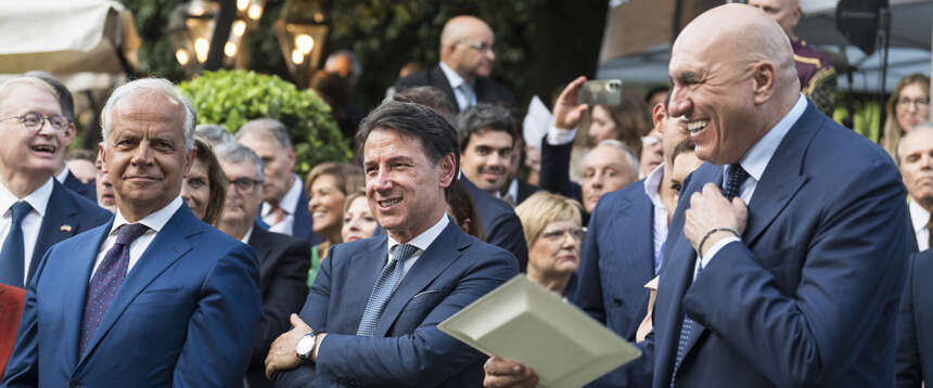 Schlein, Usa e getta: Conte il “pacifista” si imbuca al party dell’ambasciata americana e beffa Elly l’anti-Trump