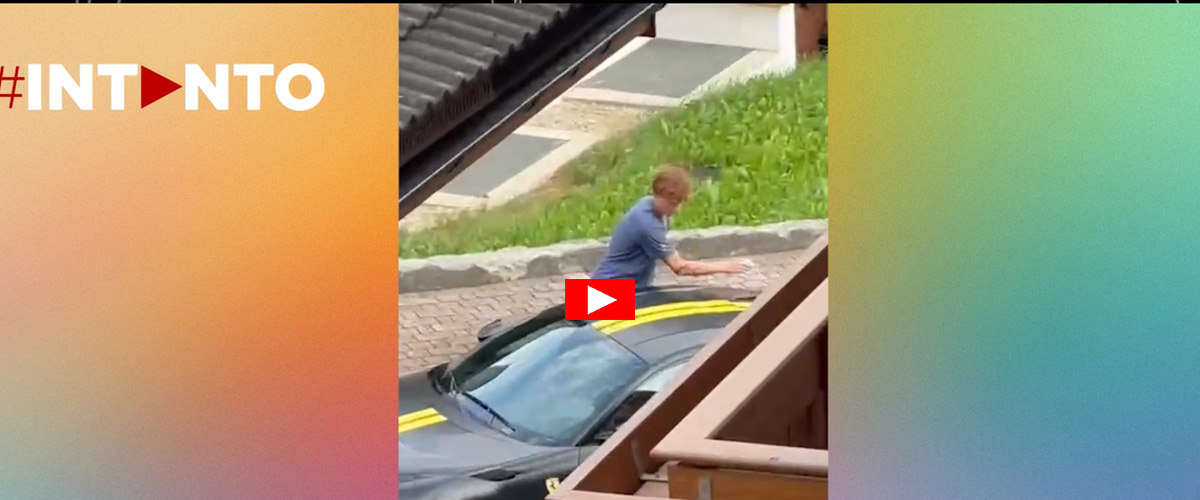 L’ultima impresa di Sinner: pulisce a puntino la sua Ferrari nera e gialla. Il video rubato dal vicino L’ultima impresa di Sinner: pulisce a puntino la sua Ferrari nera e gialla. Il video rubato dal vicino